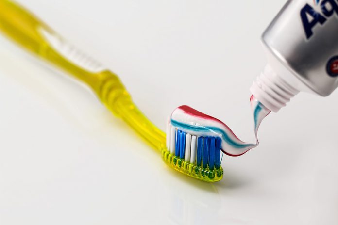 Aprende a reducir el riesgo bacteriano de un cepillo de dientes