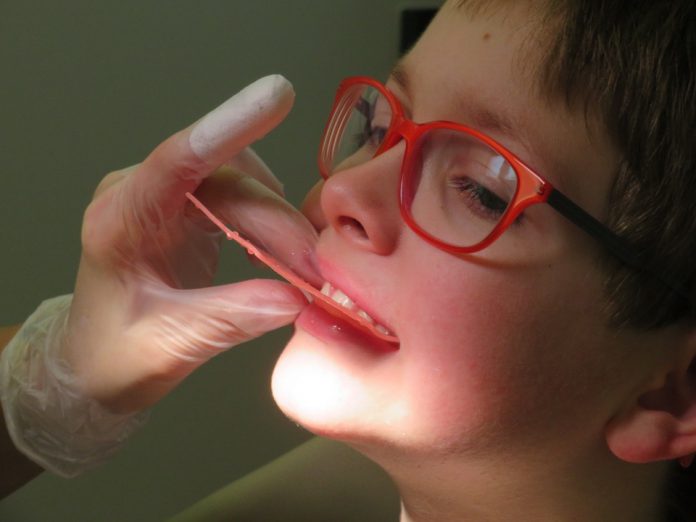¿Cómo ayudar a tus hijos a cuidar sus dientes?