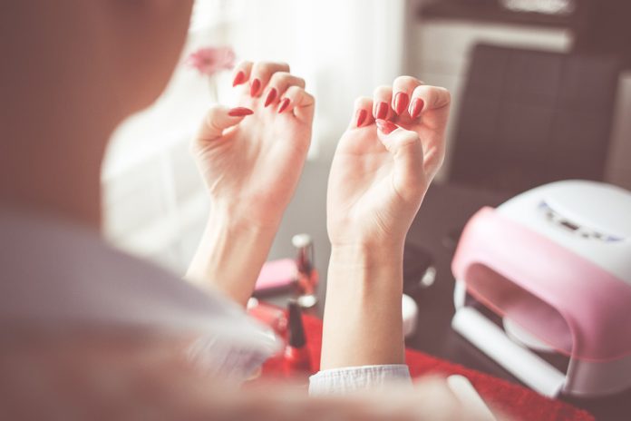 ¿Por qué morderse las uñas es un peligro para la salud oral?
