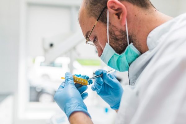 Implantes dentales. Implantología dental