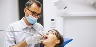 Dentista en consulta