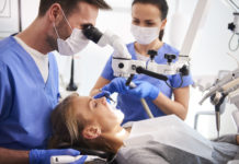 Los perfiles profesionales que trabajan en una clínica dental