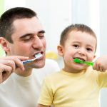 Consejos para padres: cómo ayudar a sus hijos a cuidar sus dientes y prevenir las caries