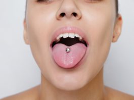 Las seis complicaciones para la salud bucodental que conllevan los piercings en la lengua y en los labios, según expertos